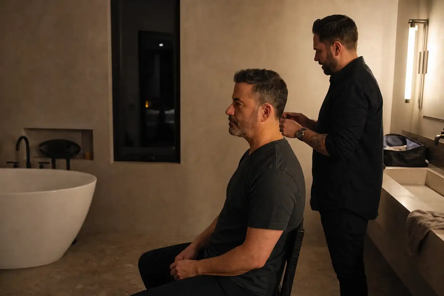 Quelqu'un prépare quelque chose, autour de jimmy kimmel célèbrera, dans une salle de bain.